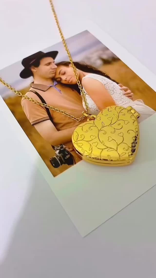 Um coração que guarda outros dois dentro dele… ❤️🥹

Nosso relicário coração com espaço para 2 fotos, para você levar sempre pertinho quem faz seu coração transbordar de amor. ✨

Porque algumas pessoas merecem estar sempre com a gente. ❤️📸

✨ Personalize com as suas fotos e transforme uma semijoia em uma lembrança única.

📩 Faça seu pedido pelo direct ou WhatsApp!

     JuhBarrosPersonalizados MemóriasQueFicam