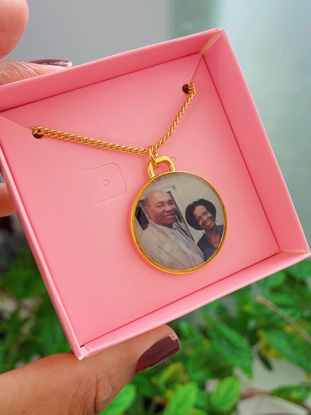 Colar relicário personalizado com foto colorida e acabamento em resina.