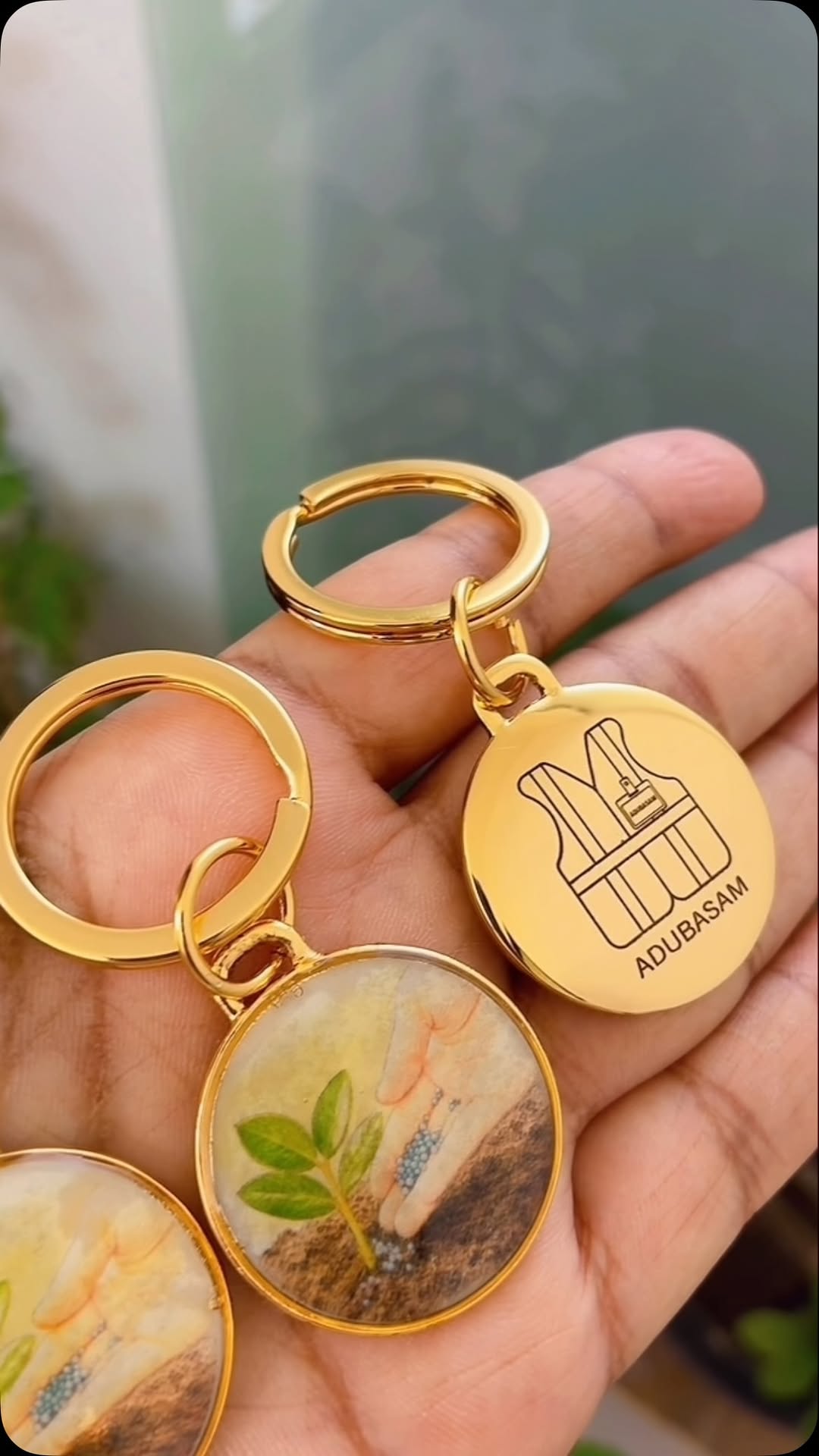 ✨ Um presente para carregar uma lembrança especial sempre por perto! ❤️

Nosso chaveiro relicário personalizado guarda uma foto cheia de significado e ainda pode receber uma gravação especial no verso. 🥹✨

📸 Foto protegida com resina para maior durabilidade e proteção.
✍️ Personalize com nomes, datas ou uma mensagem especial.

Porque algumas pessoas e momentos merecem estar sempre com a gente. ❤️